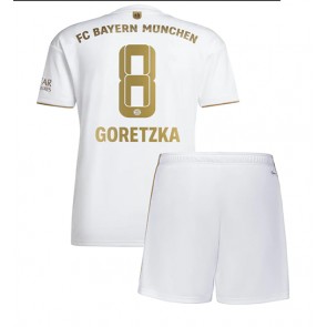 Bayern Munich Leon Goretzka #8 babykläder Bortatröja barn 2022-23 Korta ärmar (+ Korta byxor)